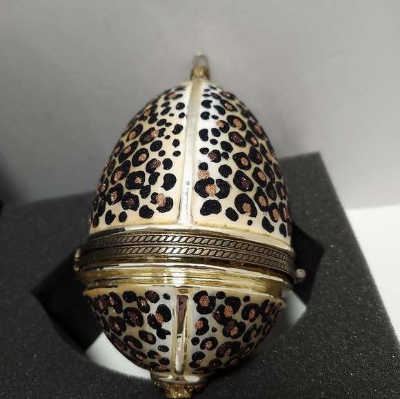 Komozja Family Blown Glass Leopard Jeweled Hinged Egg Christmas Ornament - Picture 6 of 11